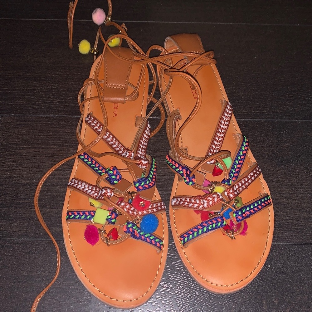 Pompons sandals​